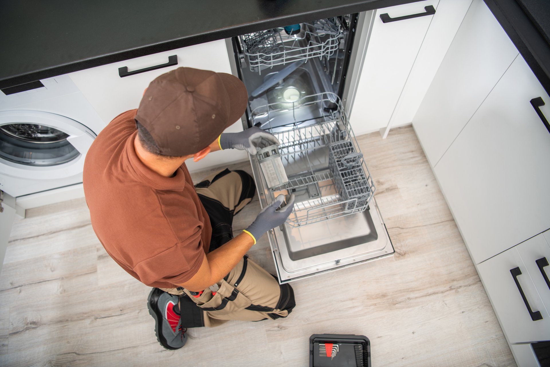 Correct food arrangement ensuring clear air vents for consistent cooling