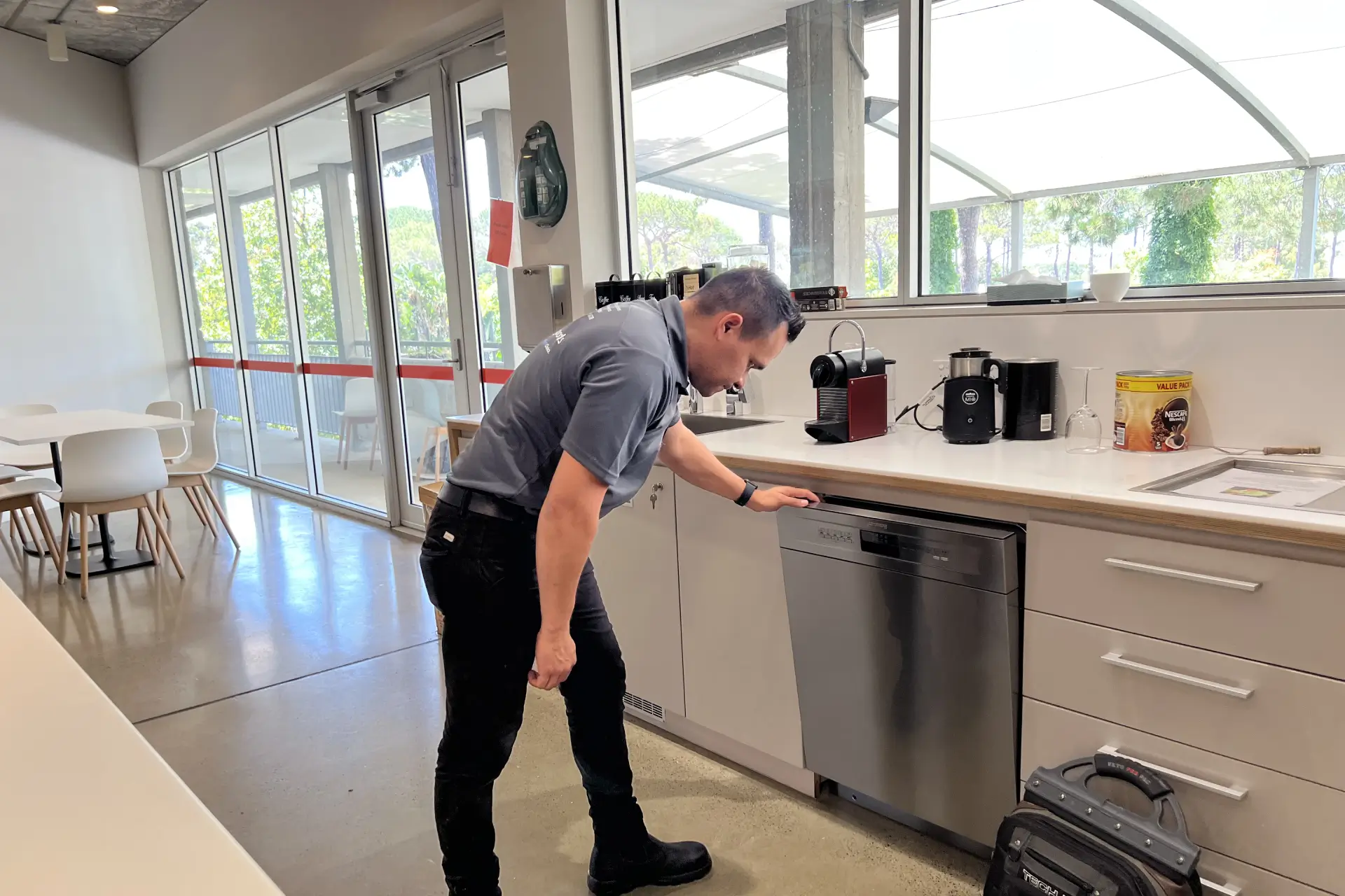 Professional dishwasher repair technician in Perth