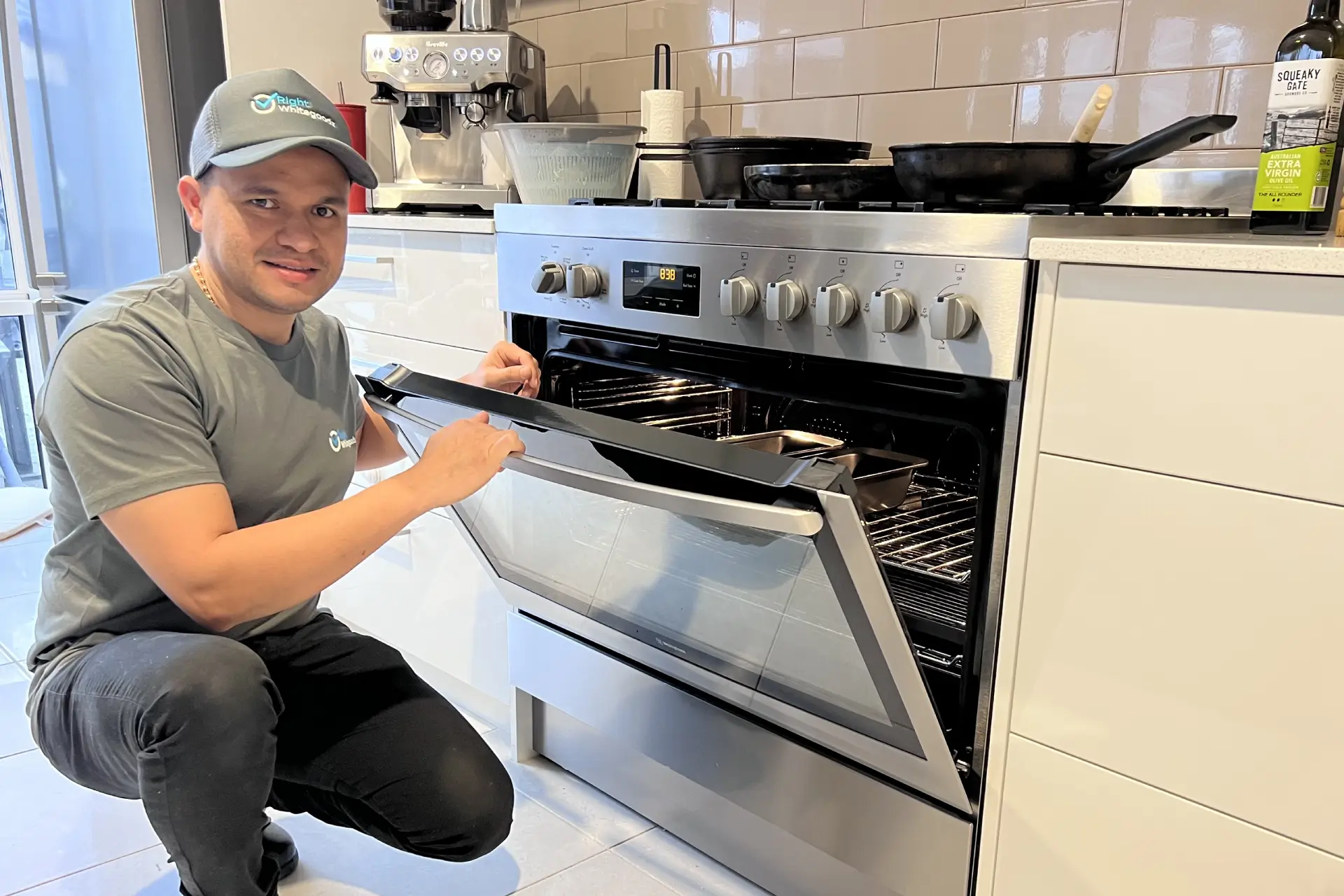Professional oven repair technician in Perth